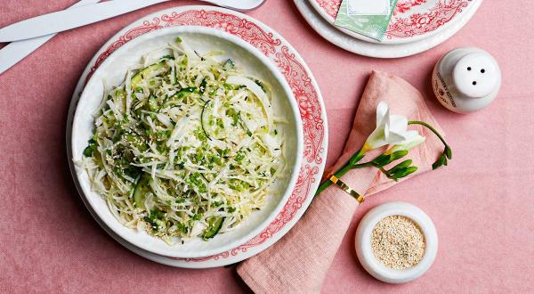 Капустный салат с огурцами, зирой и кунжутом