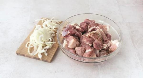 Классический шашлык из свинины с луком